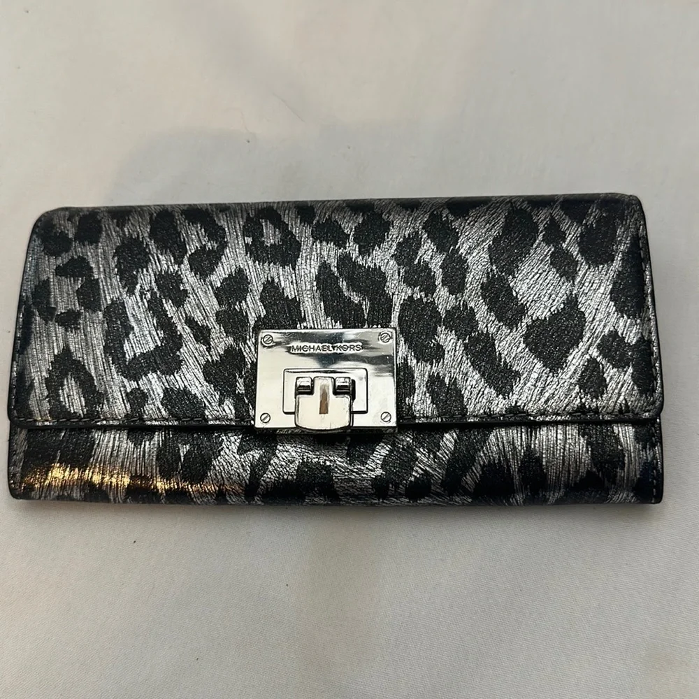 Michael Kors Tina Silver Leopard Carryall Clutch Wallet - Picture 1 of 9